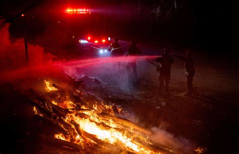 Miles de personas huyen del incendio de Highland en California, mientras los vientos de Santa Ana avivan las llamas